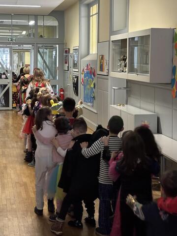 Polonäse durch das Schulhaus