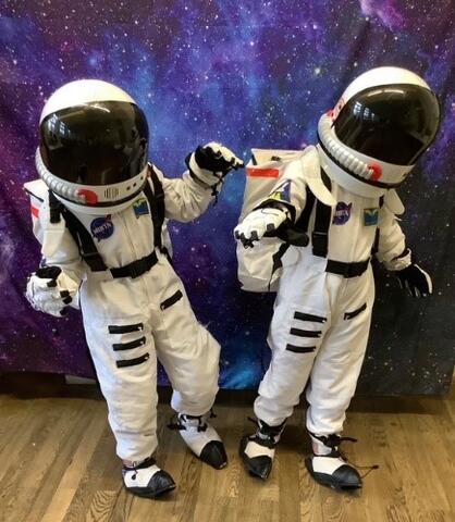 Zwei unserer Kinder Astronauten im "Weltall"