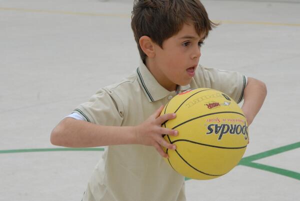 Kind spielt Basketball