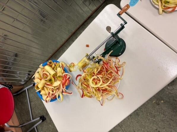 Eine Apfelschälmaschine im Ernährungslabor